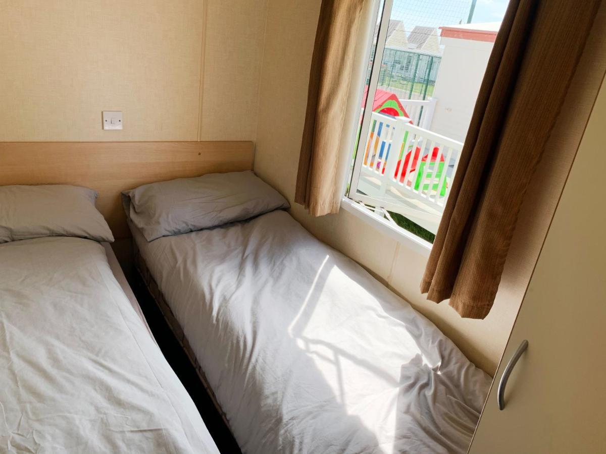 Beautiful 3-Bedroom Caravan At Mersea Island East Mersea Exterior photo